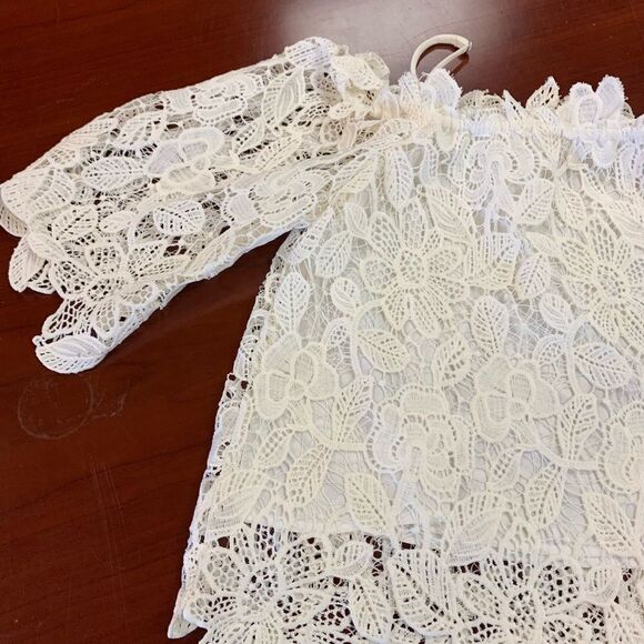 ASTR The Label White Lace Off the Shoulder Spaghetti Strap Blouse sz S NWOT - Picture 2 of 6